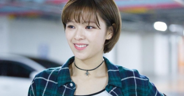 Lạ lùng nữ phóng viên có gương mặt rất giống với Jungyeon (TWICE)