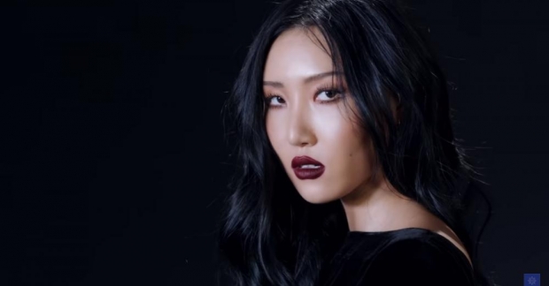 Hwasa (MAMAMOO) khẳng định vị trí độc tôn với ca khúc solo đầu tay "Twit"