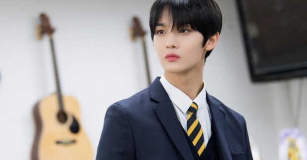 Loạt ảnh Dispatch: Tháng năm rực rỡ của nam thần học đường Bae Jinyoung