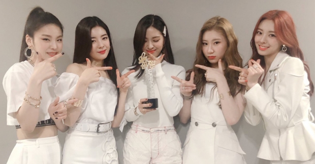 ITZY tiếp tục khẳng định sức hút khi giành chiến thắng đầu tiên trên đài trung ương chỉ sau hơn 10 ngày ra mắt