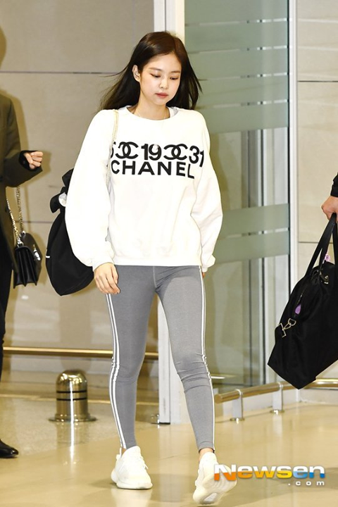 Bài báo: Black Pink Jennie "diện legging nuột đến nỗi có thể thách thức Son Naeun"