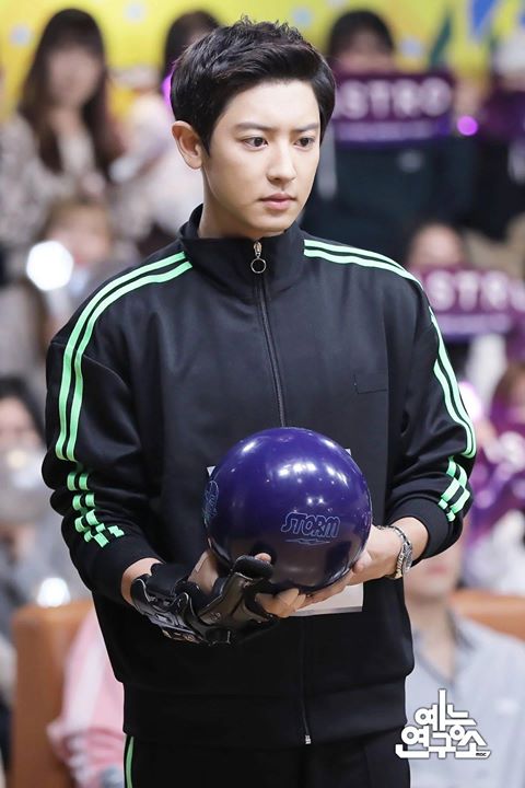 theqoo: Hôm nay Chanyeol quay phim điện ảnh trên trường bowling ISAC