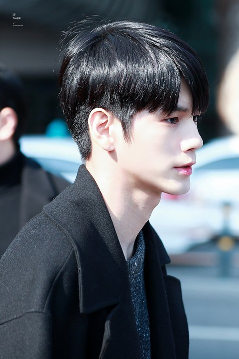 [Pann] Visual của Ong Seongwoo tại sân bay sau chuyến đi chụp hình họa báo tại nước ngoài