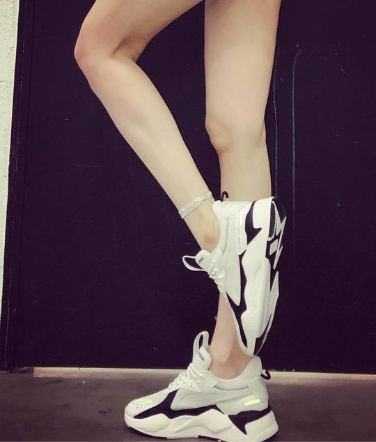 Bài báo: Hyuna diện quần siêu ngắn đến không che nổi phía sau 'đôi chân siêu dài'