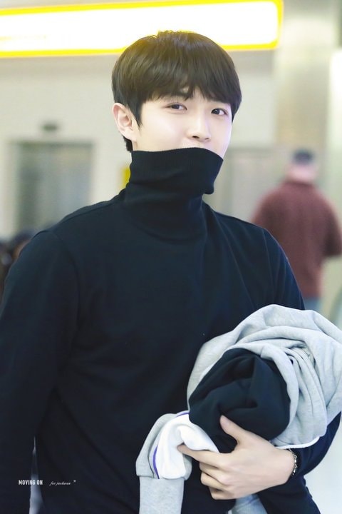 Pann: Kim Jaehwan che mặt ở sân bay