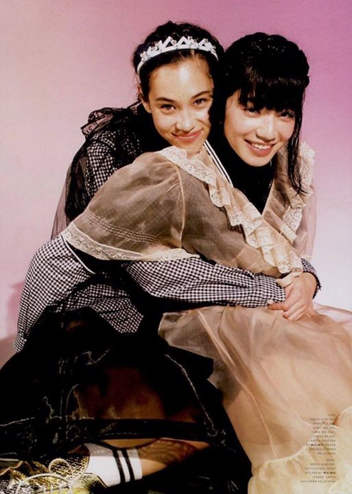 Gossip: Nana Komatsu là bạn thân của Kiko Mizuhara - người được đồn là bạn gái cũ của BIG BANG G-Dragon. Hiện Kiko đã unfollow Nana trên Instagram được một thời gian.