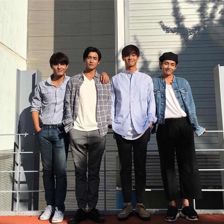 4 anh chàng diễn viên điển trai của "Hwarang: The Beginning": Do Ji Han, Park Hyung Sik, Park Seo Joon và Kim Tae Hyung (BTS V) sau khi hoàn thành xong poster phim. 