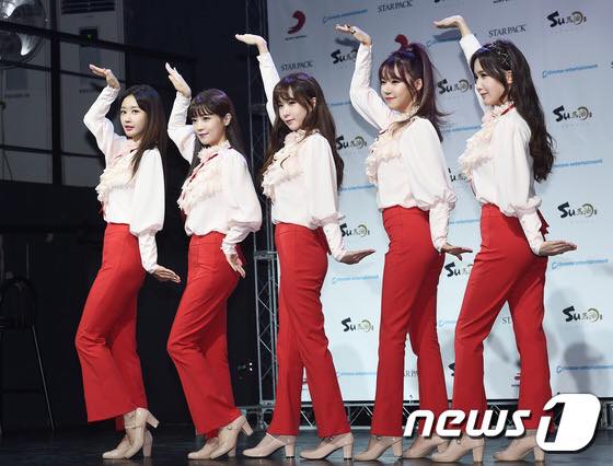 Crayon Pop tại showcase comeback giới thiệu album "Evolution Pop" cùng ca khúc chủ đề "Doo Doom Chit" phát hành ngày 26/9