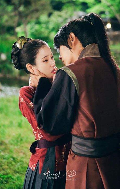 Still Cut: Nụ hôn bên hồ của IU và Lee Jun Ki trong "Moon Lovers"