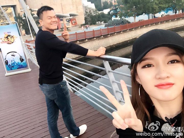 Jia cập nhật Weibo, hội ngộ cùng chủ tịch Park Jin Young và miss A Fei tại Trung Quốc: "Đã rất lâu rồi mới được gặp mọi người #GuaishushuIsComing Cố lên"