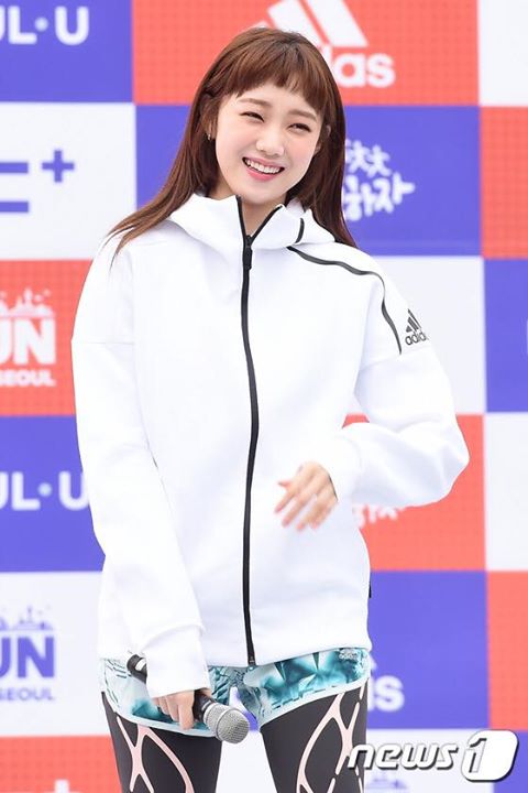 Lee Sung Kyung khoe tóc mái mới tại sự kiện "ADIDAS miRUN SEOUL 2016" 