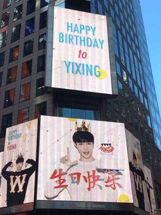 News: Fan của EXO Lay đã đặt 11 tấm biển quảng cáo bằng đèn LED tại Quảng trường Thời đại, New York để chúc mừng sinh nhật và ca khúc solo mới của thần tượng - "What U Need" 