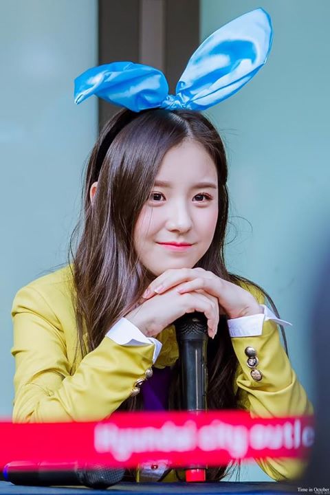 Hình ảnh mới nhất của LOOΠΔ Heejin tại buổi fansign ngày 8/10. Sinh năm 2000, Block Berry Creative thông báo Heejin sẽ là leader của nhóm. 