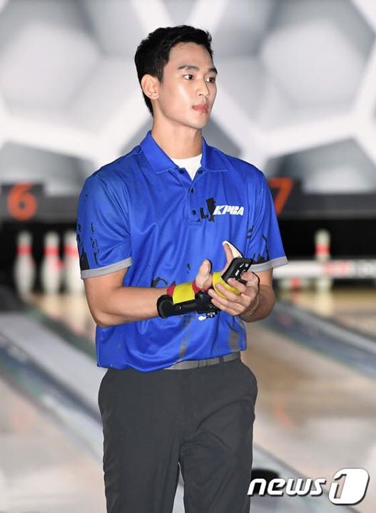 Kim Soo Hyun và F.T. ISLAND Lee Hong Ki thi tuyển để trở thành người chơi Bowling chuyên nghiệp tại Hàn Quốc.