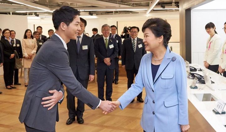 160411 Song Joong Ki diện kiến tổng thống Hàn Quốc Park Geun Hye tại sự kiện của K-Style Hub Good Culture với cương vị là Đại sứ du lịch