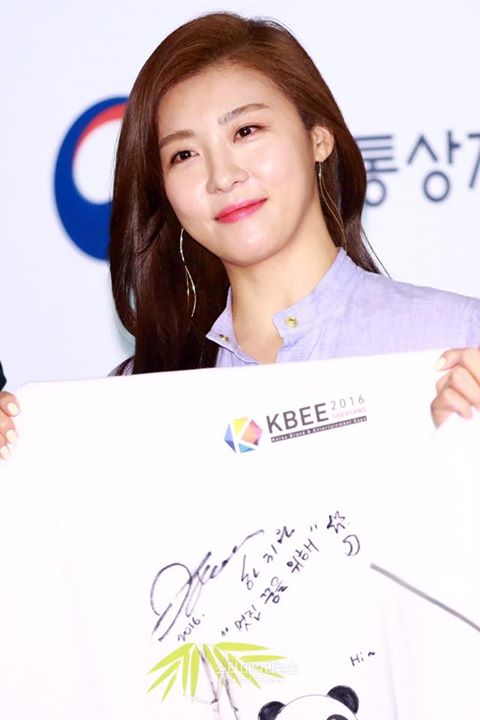 160414 WINNER và nữ diễn viên Ha Ji Won được bổ nhiệm làm đại sứ danh dự cho Korean Brand & Hallyu Expo 2016