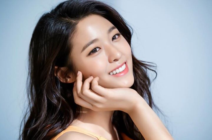 Ảnh hậu trường của AOA Seolhyun quảng cáo cho hãng kính áp tròng Acuvue