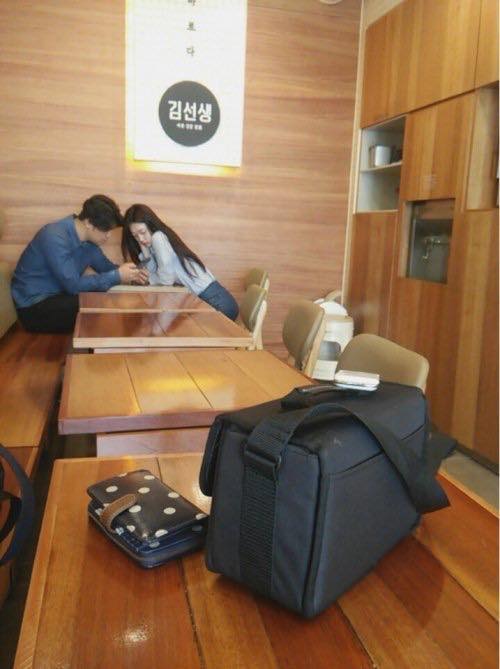 Ảnh hẹn hò của Sulli và Choiza vào ngày 15.4 tại một nhà hàng được đăng tải lên mạng, xoá tan mọi tin đồn trước đó mà netizen cho là cả 2 đã đường ai nấy đi sau khi Sulli đăng tải những bức ảnh yêu đương nồng nhiệt cùng Choiza lên SNS. 