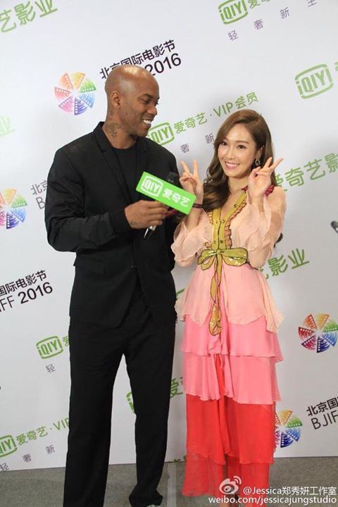 160416 Jessica tại Liên hoan phim quốc tế Bắc Kinh cùng cầu thủ bóng rổ Stephon Marbury - bạn diễn trong bộ phim "New Yorker in Beijing" sắp tới. 