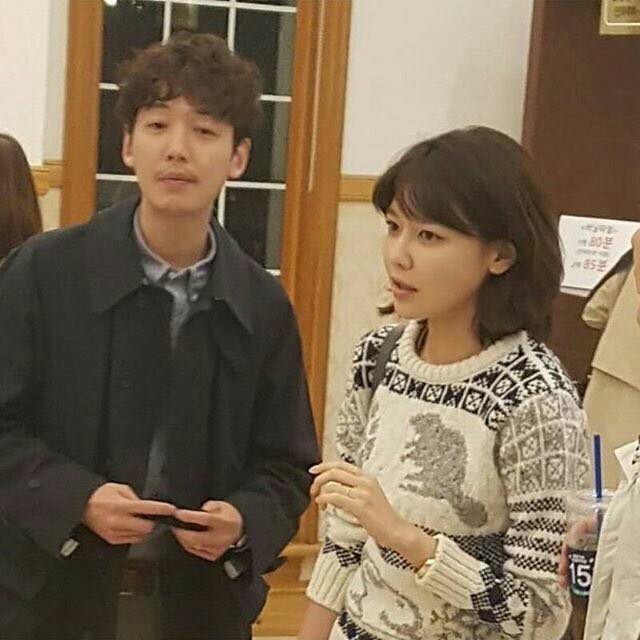 160421 Hình ảnh công khai đầu tiên của SNSD Sooyoung và bạn trai - nam diễn viên Jung Kyung Ho sau khi Dispatch khui chuyện hẹn hò vào tháng 1/2014. 