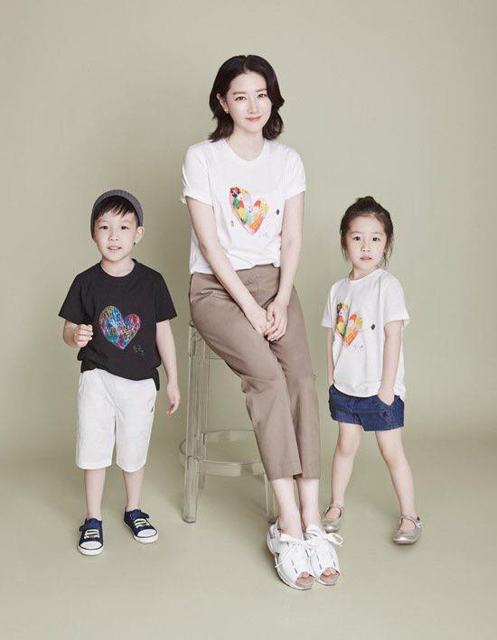 Nữ diễn viên Lee Young Ae trong bộ ảnh từ thiện cho UNESCO cùng cặp sinh đôi của mình - Jeong Seung Kwon và Jeong Seung Bin