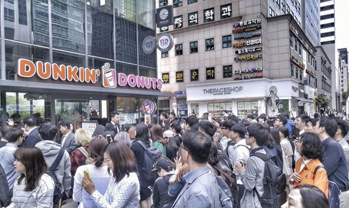 Instiz: Lượng người tới tham dự event đặc biệt của TWICE tại cửa hàng Dunkin Donuts ở Gangnam ngày hôm nay