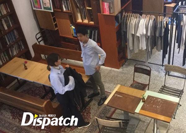 Hình ảnh SNSD Soo Young cùng bạn trai - nam diễn viên Jung Kyung Ho đang mua sắm tại cửa hiệu 'Beaker' ở Chungdamdong vào ngày 30 tháng Tư được 1 fan chụp lại và gửi về cho Dispatch. Chứng minh tình cảm vẫn nồng thắm của cặp đôi ❤️