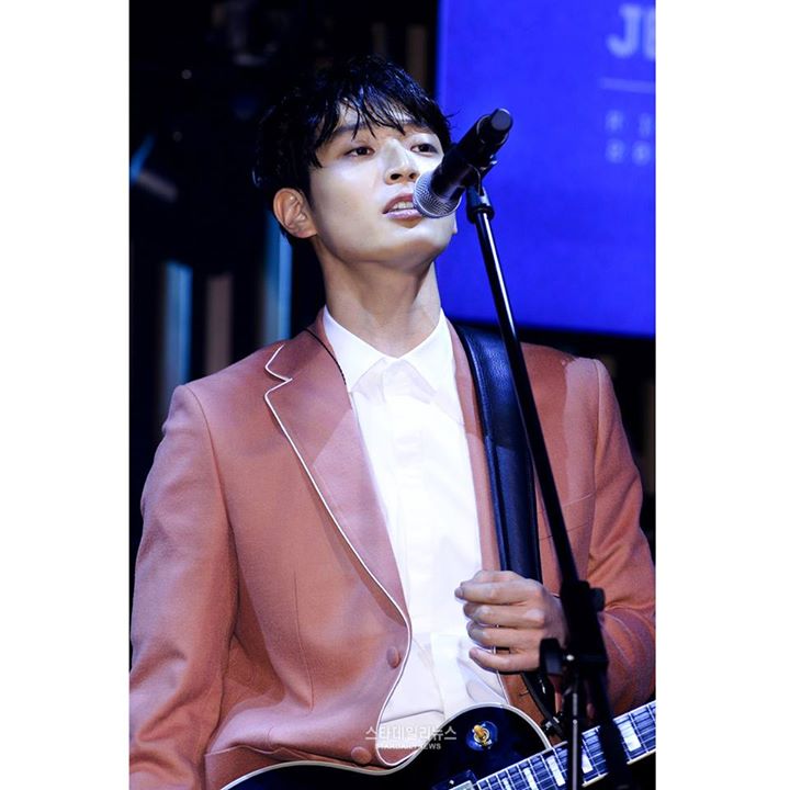 News: 2AM Jinwoon: "Ở JYP và Big Hit Entertainment tôi đã nghe từ 'Không' đến 99%. May là không phải 100% vì ít ra Big Hit đã chịu cho tôi ra mắt single solo You Walking Towards Me."