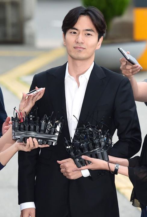 Nam diễn viên Lee Jin Wook trình diện tại đồn cảnh sát Suseo - Seoul hôm qua với nụ cười trên môi