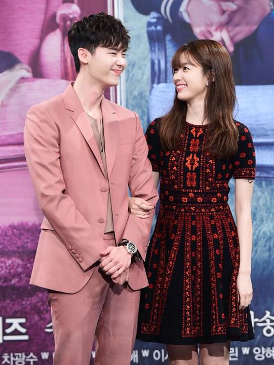 Lee Jong Suk và Han Hyo Joo cùng dàn diễn viên tại họp báo giới thiệu drama "W" của đài MBC