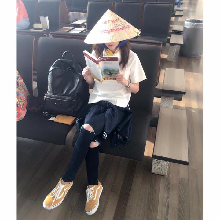 Sandara Park cập nhật Instagram hình ảnh đang đội nón lá và đọc một cuốn sách tìm hiểu về Việt Nam 