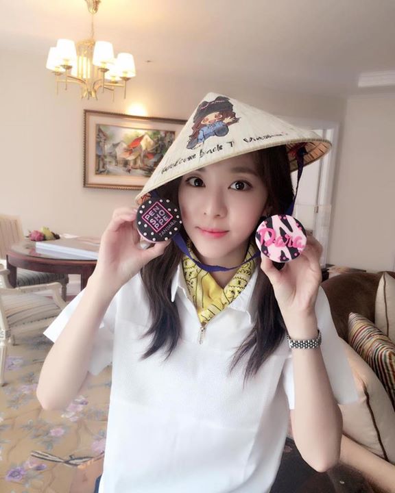 Dara cập nhật Instagram và Twitter với những món quà đậm chất Việt Nam được fans tặng hôm nay như cơm cháy, mít sấy, mì tôm, bò khô..