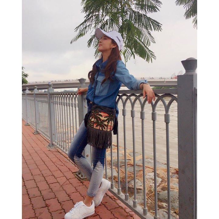 Sandara Park cập nhật Instagram: "Du khách Dara tại Thành phố Hồ Chí Minh!!! Sông Sài Gòn" 