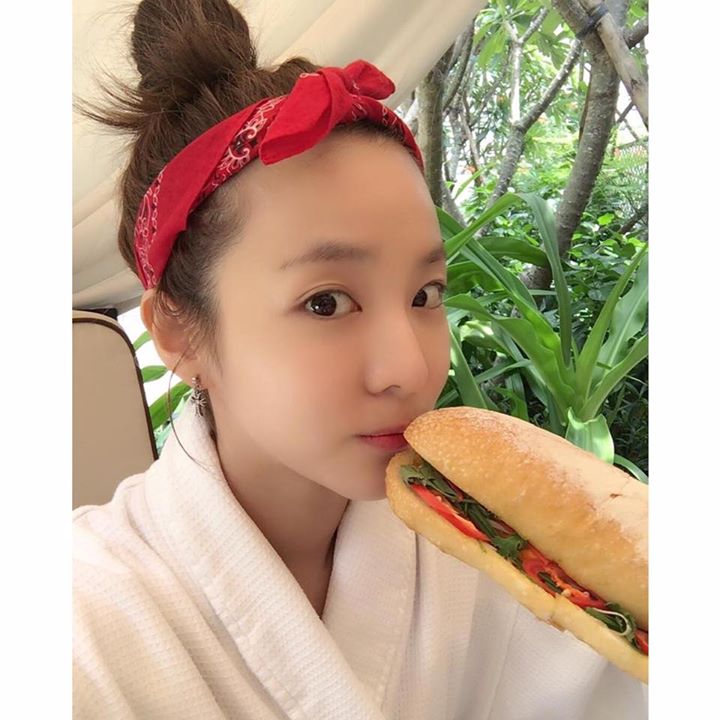 Sandara Park cập nhật Instagram: "Banh mi 