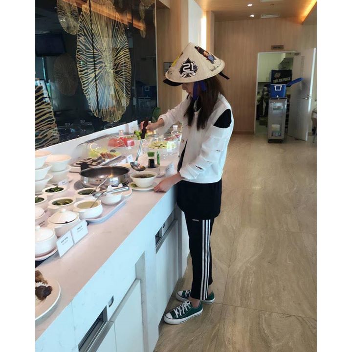 Sandara Park cập nhật Instagram: "Ăn phở lần nữa trước khi rời Việt Nam 