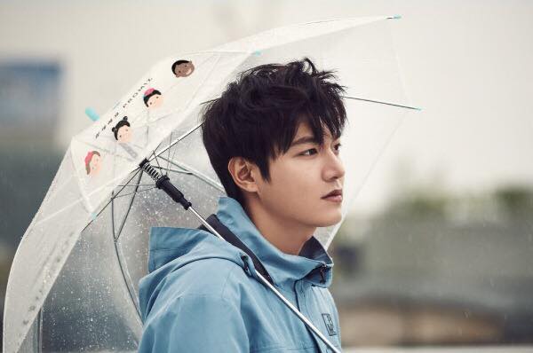 News: Lee Min Ho gửi tặng ô trong suốt cho hàng loạt trẻ em vượt qua mùa mưa bão 