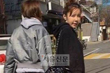 Bài báo: Bắt gặp Park Bom trên phố, truyền thông Trung Quốc đưa tin 'Khuôn mặt chảy xệ do phẫu thuật thẩm mĩ'