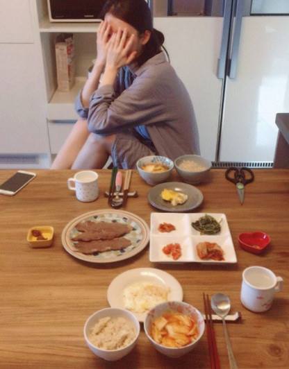 Bài báo: Sulli đăng ảnh bữa cơm IU nấu "Yêu chị God-Jieun"