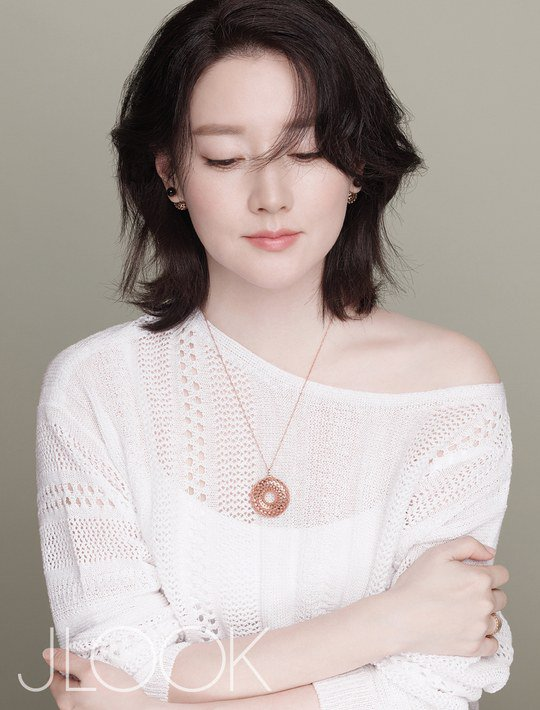 Bài báo: Lee Young Ae khoe vẻ đẹp rạng ngời trong bộ ảnh từ thiện cùng hai người con sinh đôi