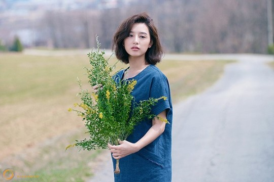 Dispatch - Naver: 'Vẻ ngoài ngây thơ chẳng cần quân phục... Kim Ji Won, khí chất nữ thần