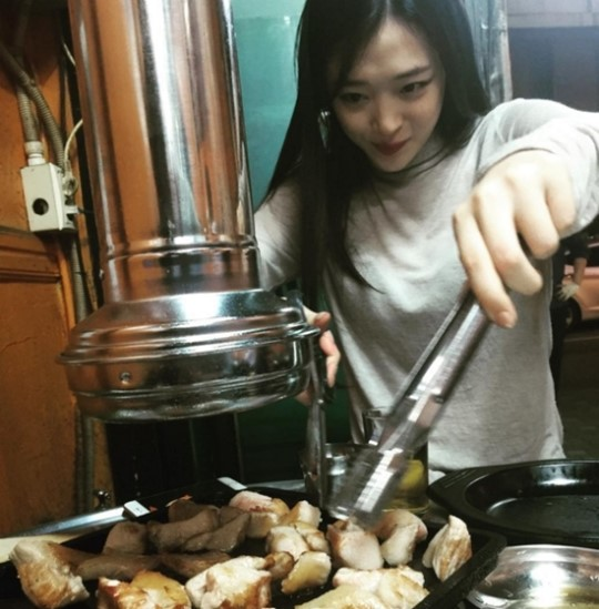 Bài  báo: Choiza  ♥ Sulli, cuộc hẹn K-BBQ  ngọt ngào "Tôi đã dạy em rất tốt" 