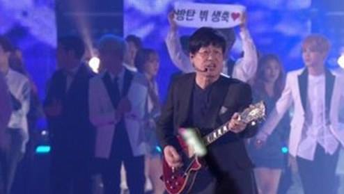 Pann: Idol ăn mừng sinh nhật trong khi sunbae đang diễn 