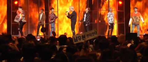 Pann: Inspirit giơ banner của Woohyun trong sân khấu encore của Bangtan 