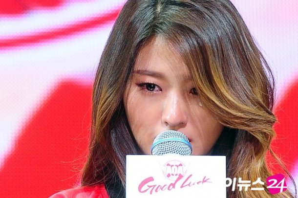 Bài báo: Seolhyun, center của AOA bật khóc nức nở sau hàng loạt tranh cãi