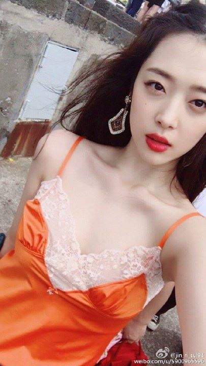 Bài báo: "Biểu tượng quyến rũ ngây thơ"... Sulli giao lưu với fan trên SNS Trung Quốc