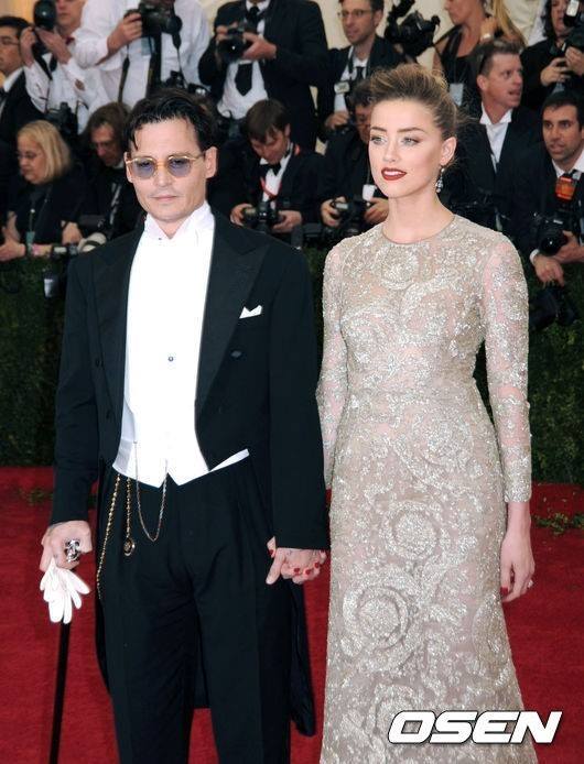 Bài báo: [Oh!llywoodư Ngay cả các ngôi sao cũng chia phe bênh Johnny Depp và Amber Heard... 'trận chiến sự thật'
