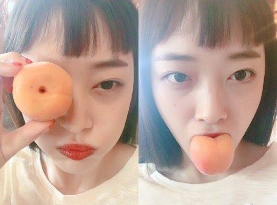 Bài báo: Sulli khoe aegyo với trái đào 'kiểu tóc mái táo bạo'