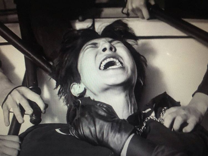 [instiz] Nhân vật phụ trong MV dùng tay đỡ đầu Chanyeol để khỏi bị đập xuống bàn