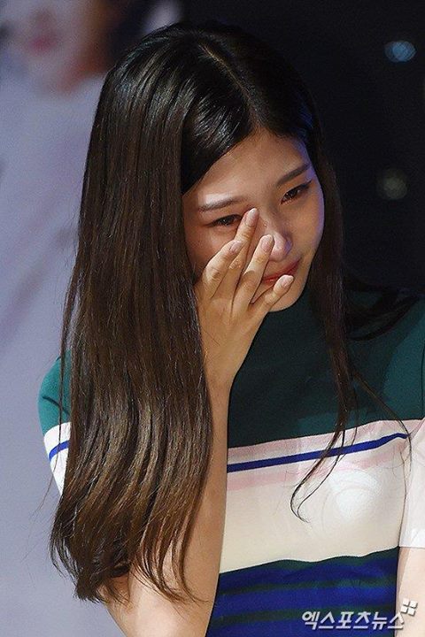 Bài báo: DIA Jung Chaeyeon 'cuối cùng cũng bật khóc'