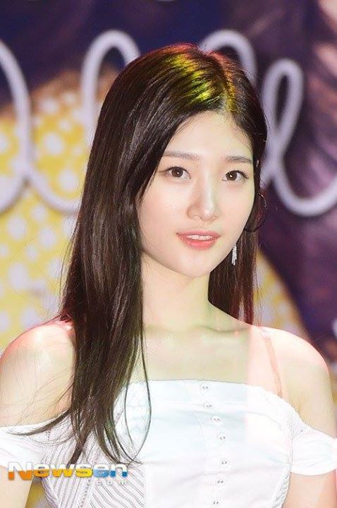 Bài báo: 'Tiểu Suzy', vẻ đẹp giống Suzy của DIA Jung Chaeyeon